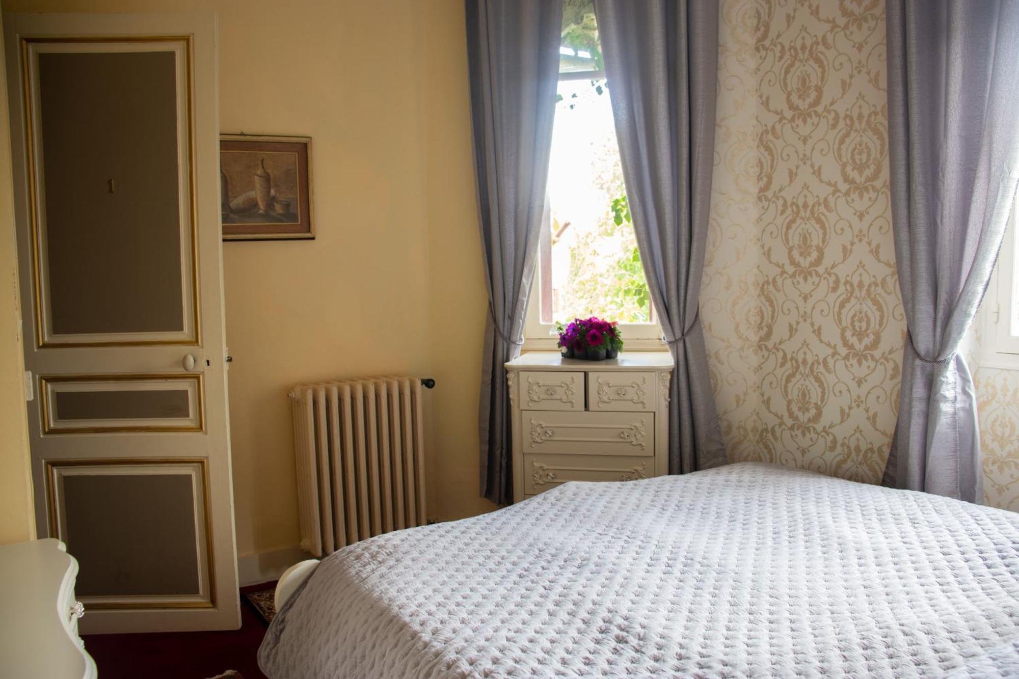 Hotel Le Pavillon De St Agnan Hautefort Exterior foto